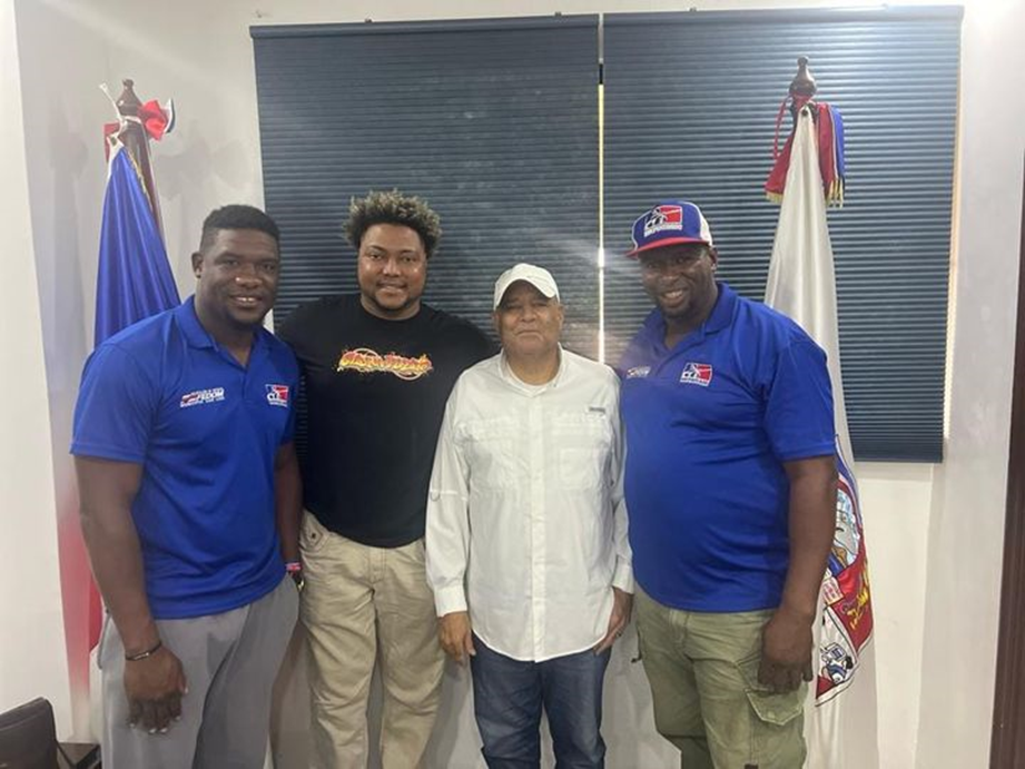 El alcalde Rodolfo Valera Grullón brinda apoyo a la Asociación de baseball provincial en San Luis para el próximo torneo