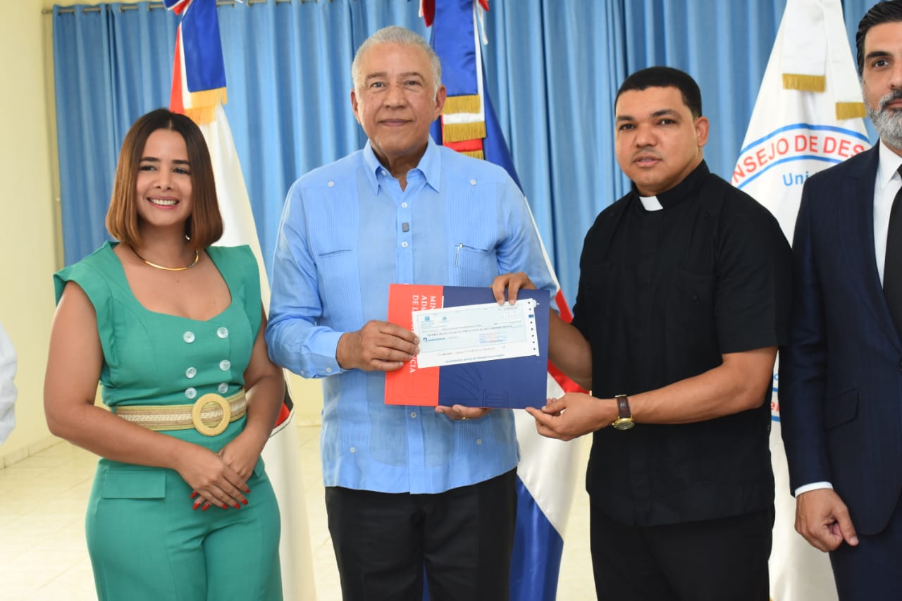 Alcaldesa Wendy Cepeda acompaña entrega de aporte económico para la reconstrucción de la Casa Curial de la Parroquia Nuestra Señora de Fátima