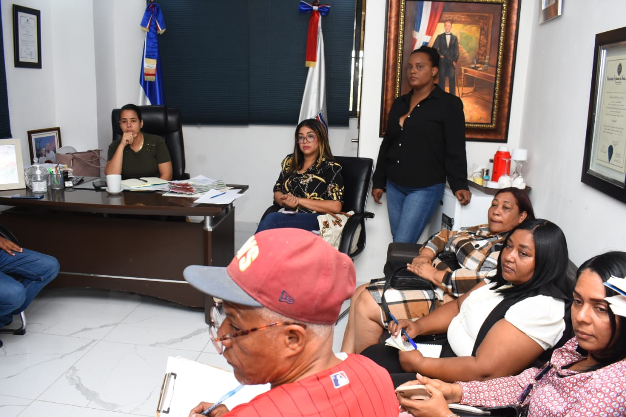 Alcaldesa Wendy Cepeda coordina agenda ambiental y cultural con directores escolares