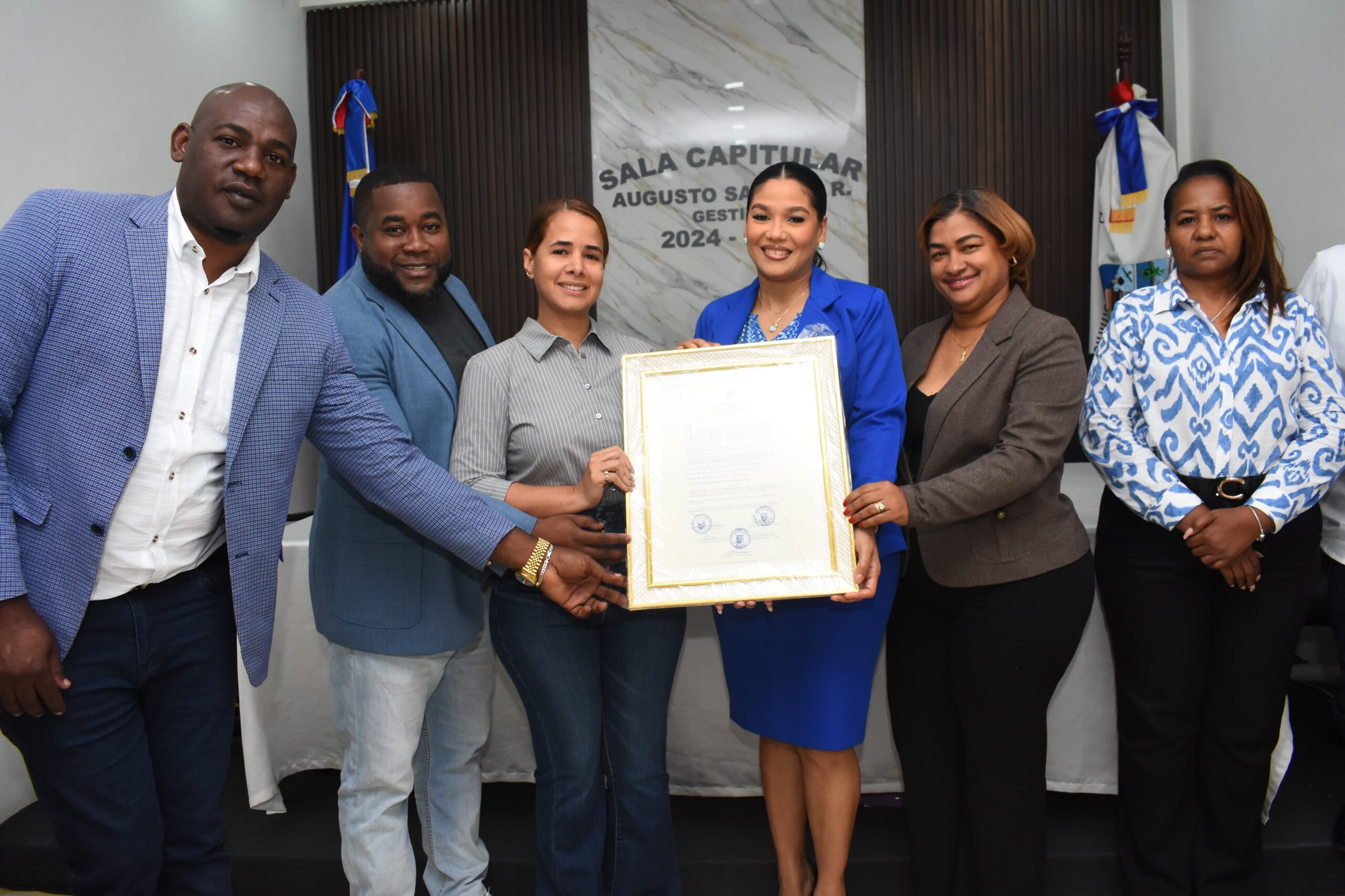 La Sala Capitular de la Junta Municipal San Luis reconoce a la Ing. Mencia Ortiz de Febrillet por su invaluable labor y aportes al Distrito Municipal San Luis.