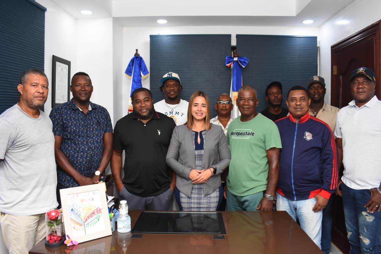 Autoridades y deportistas de San Luis se reúnen con la alcaldesa Wendy Cepeda para impulsar la reconstrucción del Estadio de Béisbol Wilson Pérez